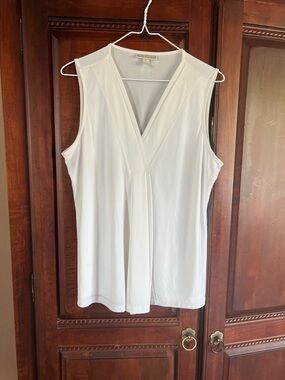 Dana Buchman off white V-Neck Sleeveless Blouse